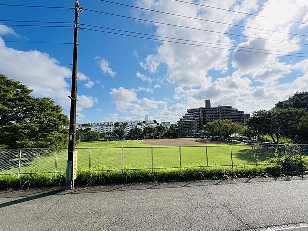 鶴川中央公園まで約670m(徒歩9分)