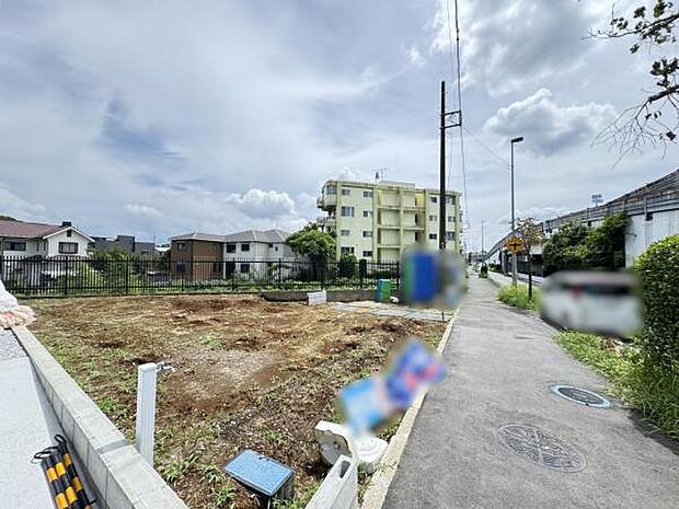 前面道路を含めた現地写真です。