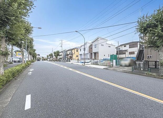 前面道路を含めた現地写真です。