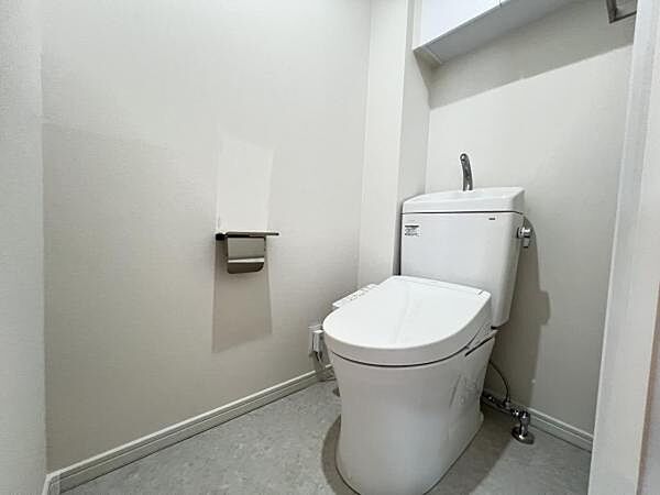 シャワー洗浄機能付のトイレは、清潔感が印象的な空間ですね。