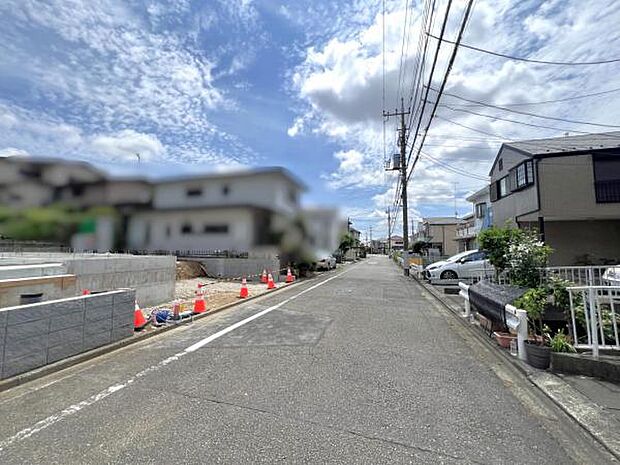 前面道路を含めた現地写真です。
