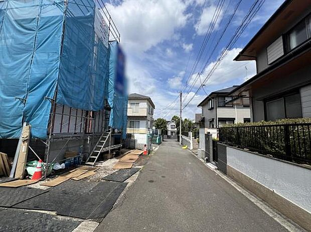 前面道路を含めた現地写真です。