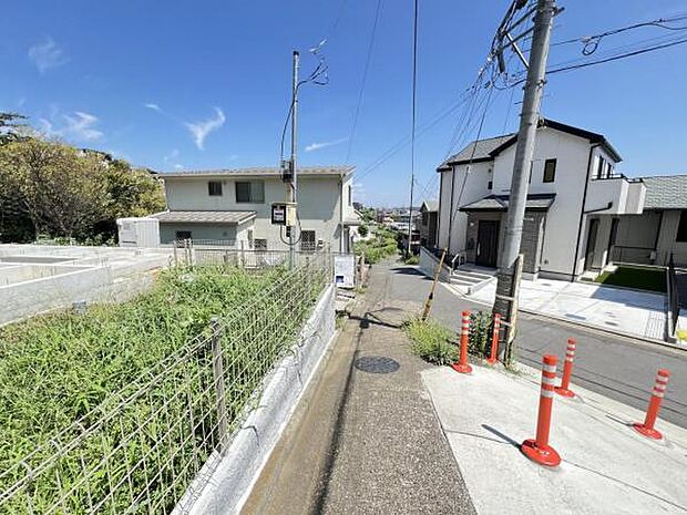 前面道路を含めた現地写真です。