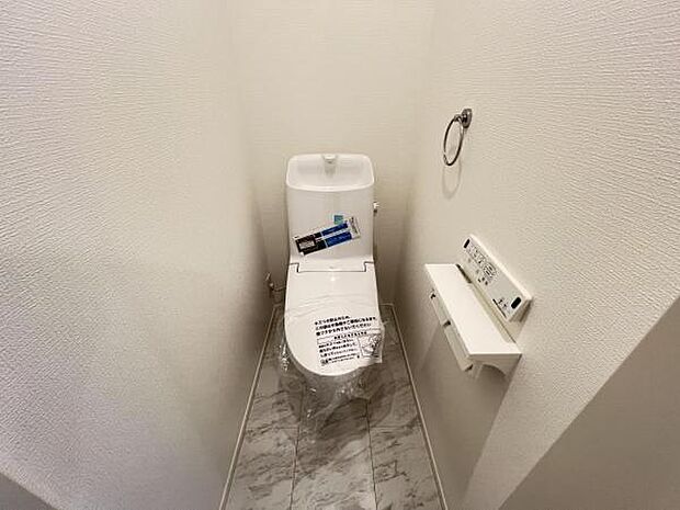 シャワー洗浄機能付のトイレは、清潔感が印象的な空間ですね。