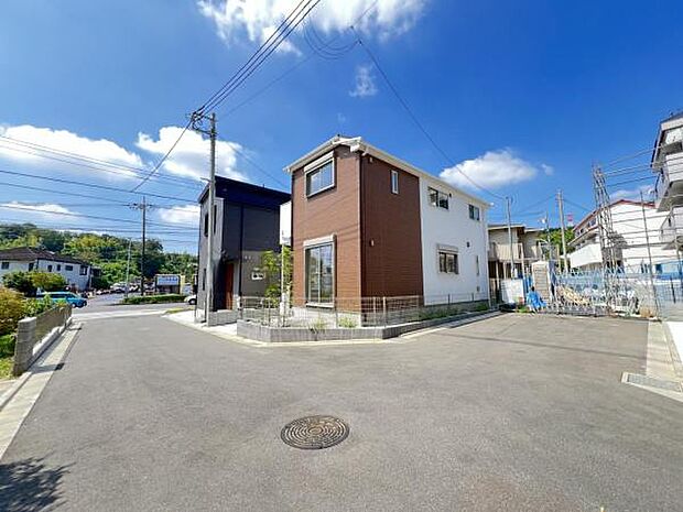 前面道路を含めた現地写真です。