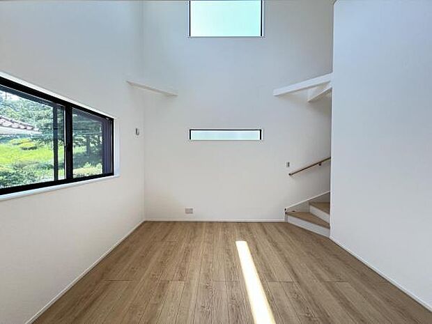 上部が吹き抜けで明るい日差しが入る、風通しの良いリビングです。