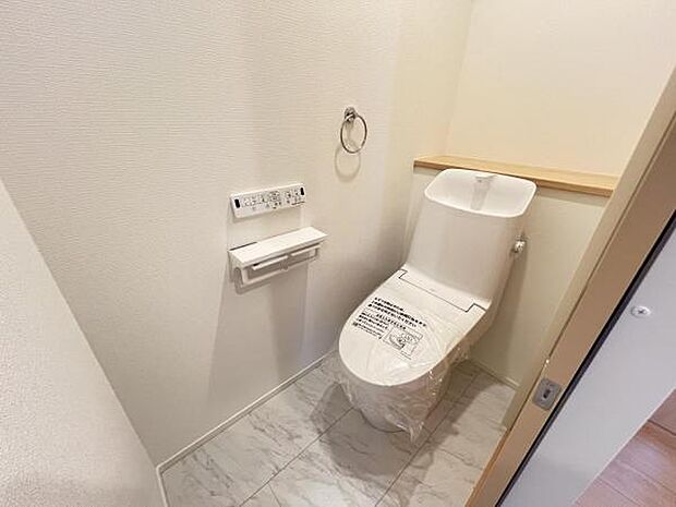 シャワー洗浄機能付のトイレは、清潔感が印象的な空間ですね。