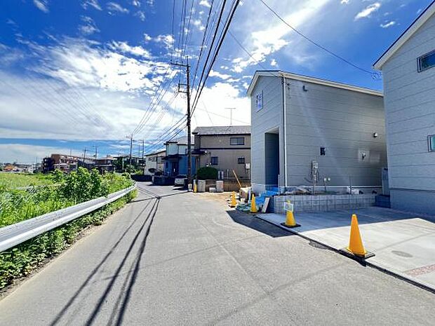 前面道路を含めた現地写真です。
