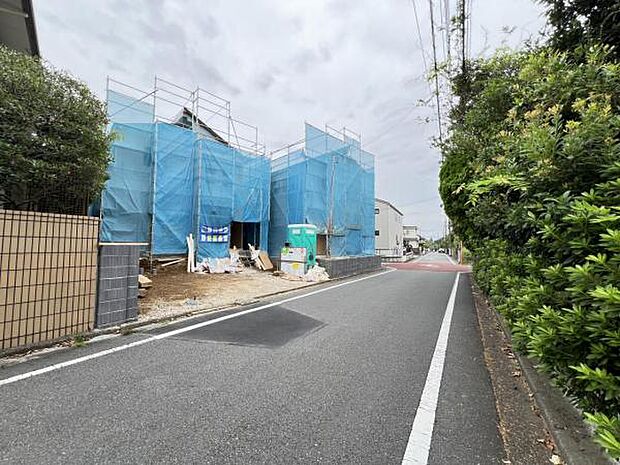 前面道路を含めた現地写真です。