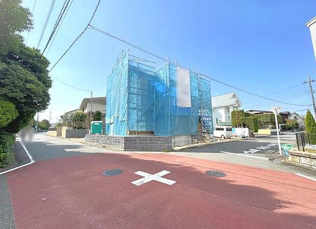 前面道路を含めた現地写真です。角地で開放感がございますね。