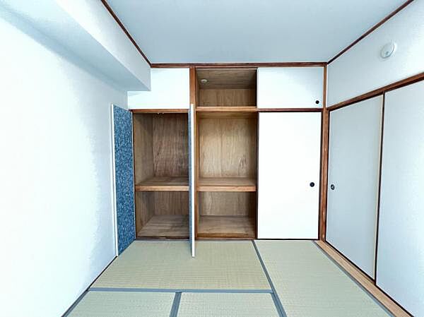 いつでもお部屋をスッキリお使い頂ける収納スペースを設置。