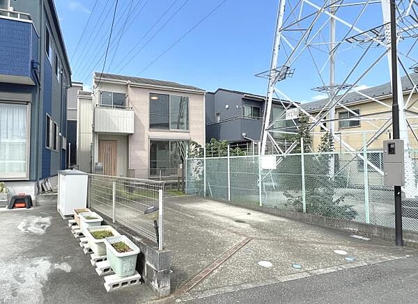 前面道路を含めた現地写真です。