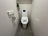 トイレ：シャワー洗浄機能付のトイレは、清潔感が印象的な空間ですね。