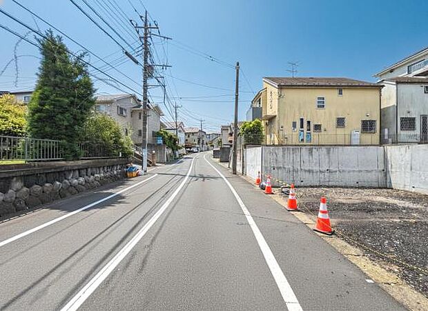前面道路を含めた現地写真です。
