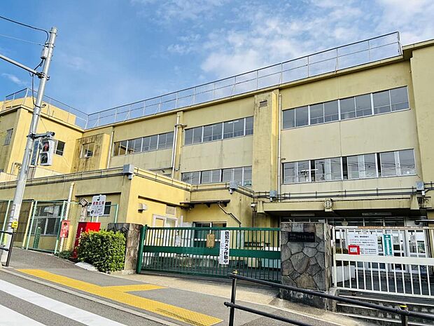 町田市立つくし野小学校まで約910m(徒歩12分)