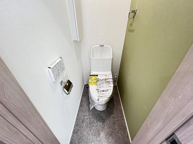 シャワー洗浄機能付のトイレは、清潔感が印象的な空間ですね。