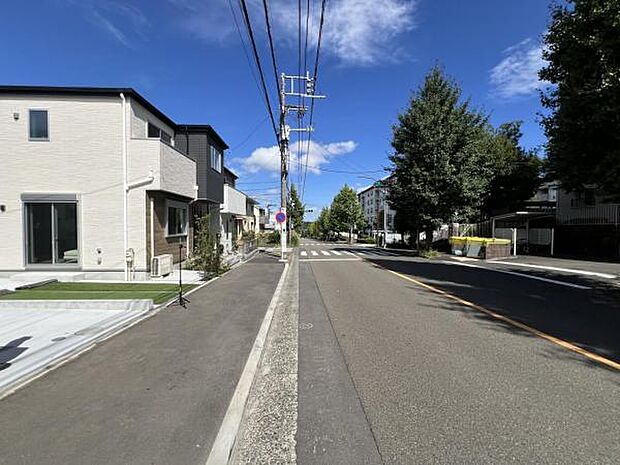 前面道路を含めた現地写真です。