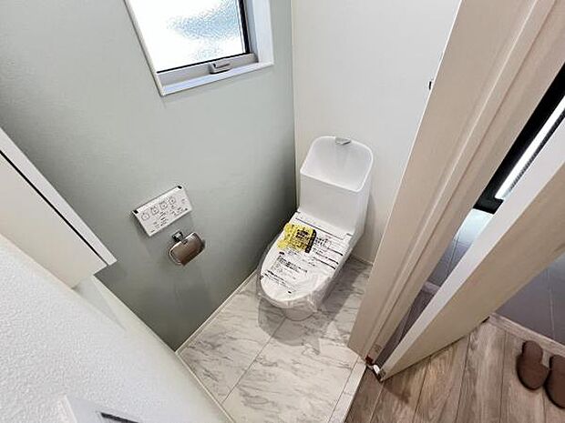 シャワー洗浄機能付のトイレは、清潔感が印象的な空間ですね。
