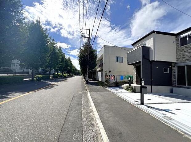 前面道路を含めた現地写真です。