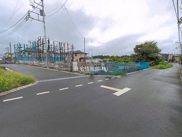 前面道路を含めた現地写真です。