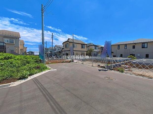 前面道路を含めた現地写真です。