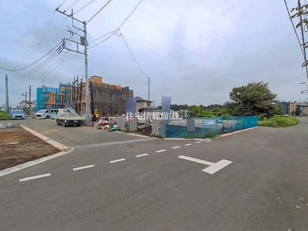 前面道路を含めた現地写真です。