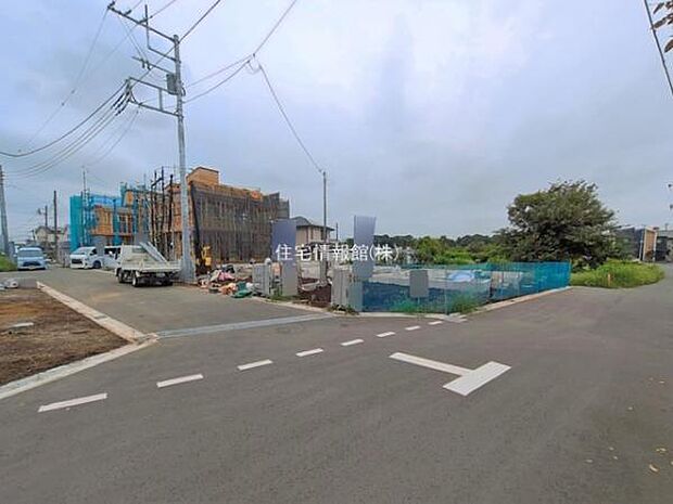 前面道路を含めた現地写真です。