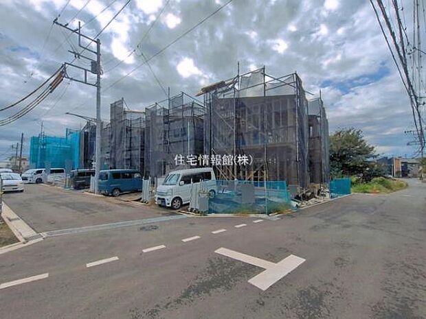 前面道路を含めた現地写真です。