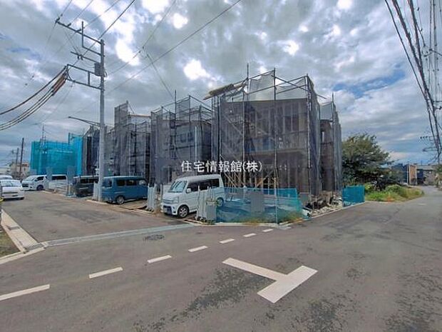 前面道路を含めた現地写真です。