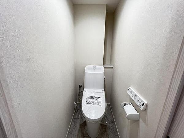 シャワー洗浄機能付のトイレは、清潔感が印象的な空間ですね。