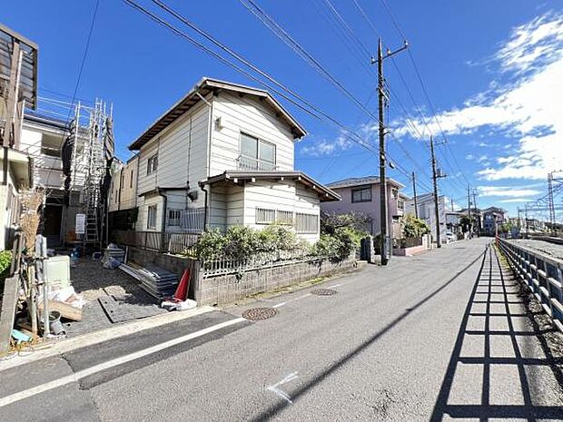 前面道路を含めた現地写真です。