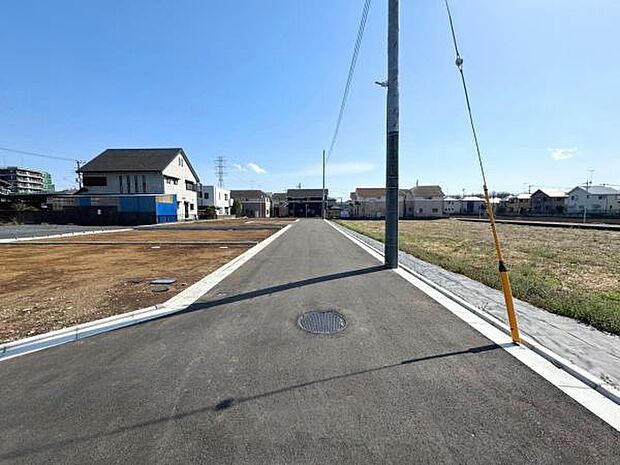 前面道路を含めた現地写真です。