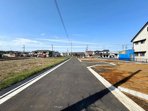 前面道路を含めた現地写真です。