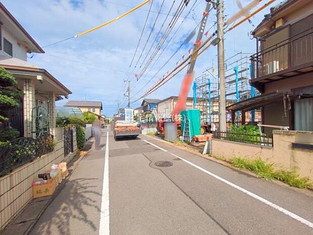 前面道路を含めた現地写真です。