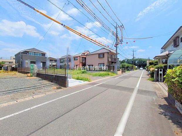 前面道路を含めた現地写真です。