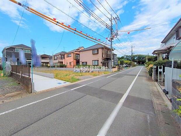 前面道路を含めた現地写真です。