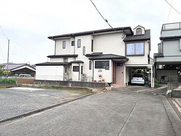 前面道路です。住宅地につき落ち着いた新生活を始められそうです。