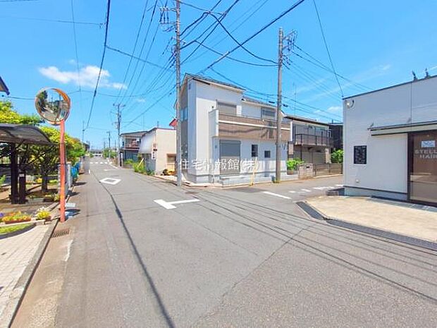 前面道路を含めた現地写真です。