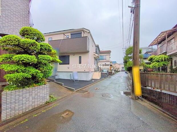 前面道路を含めた現地写真です。