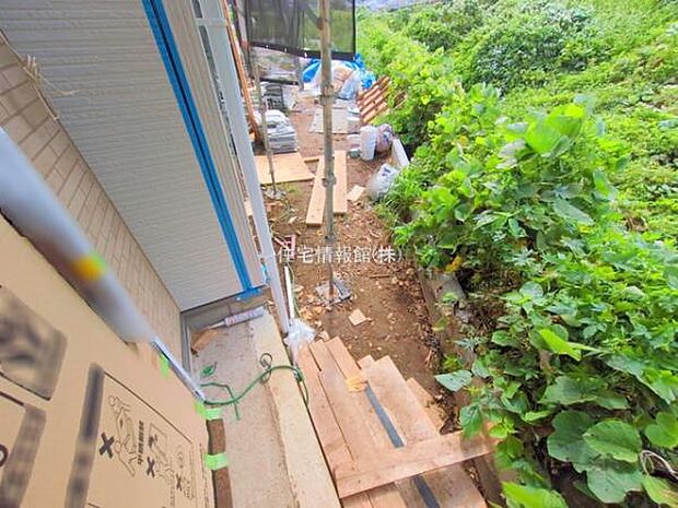 前面道路を含めた現地写真です。