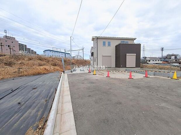 前面道路を含めた現地写真です。