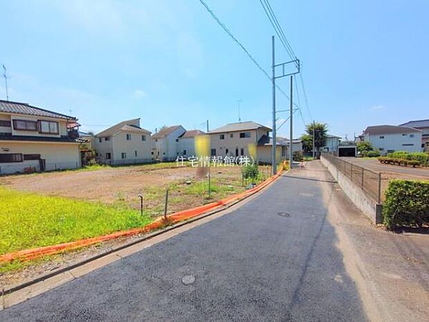 前面道路を含めた現地写真です。