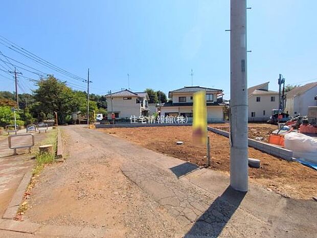 前面道路を含めた現地写真です。