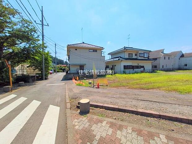 前面道路を含めた現地写真です。