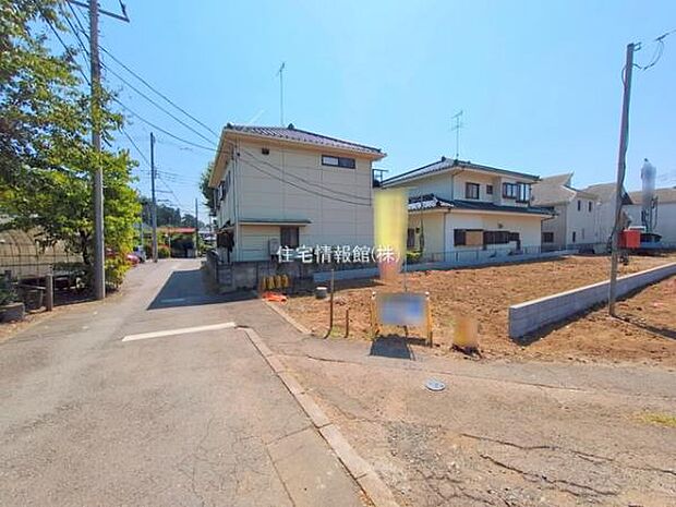 前面道路を含めた現地写真です。