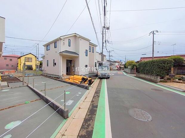 前面道路を含めた現地写真です。