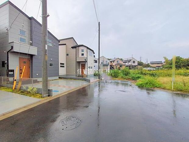 前面道路を含めた現地写真です。