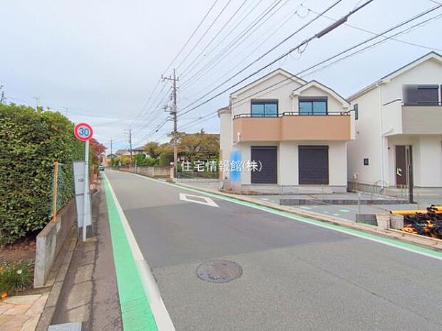 前面道路を含めた現地写真です。