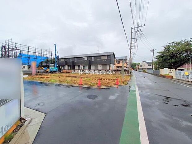 前面道路を含めた現地写真です。