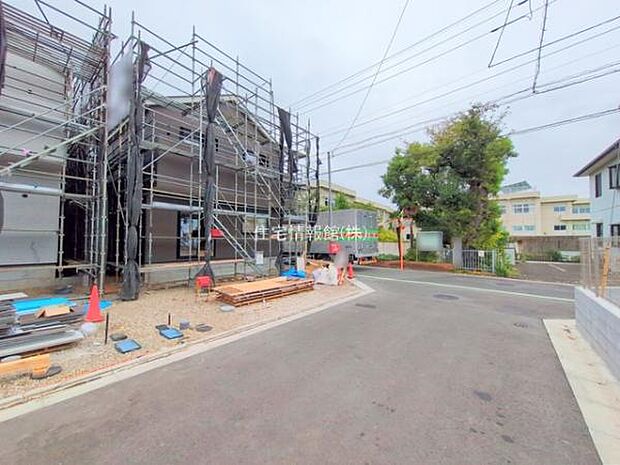 前面道路を含めた現地写真です。